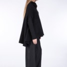 Cape noire courte pour femme en laine bouillie DAVID – Image 3