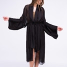 Robe kimono noir en soie WEZEN – Image 2