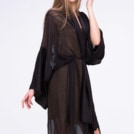 Robe kimono noir en soie WEZEN – Image 3