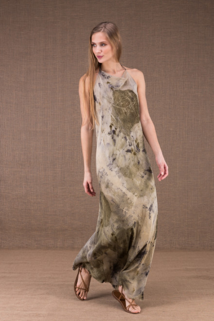 SARA Robe longue à dos ouvert en soie imprimé eco-print 1