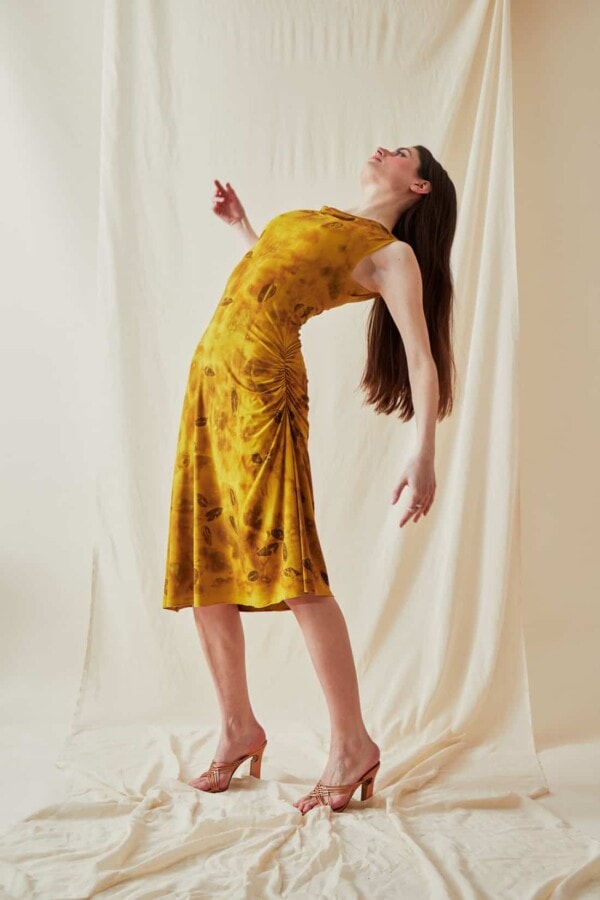 Mid-length eco-print knit dress THILIA Curry - 1