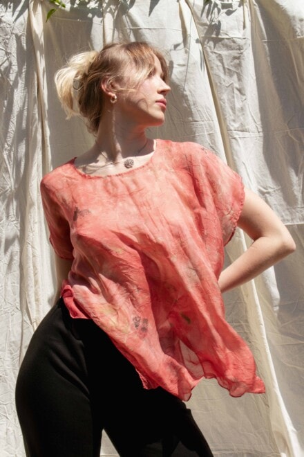 T-shirt en soie rose imprimé à la main ROSE 1